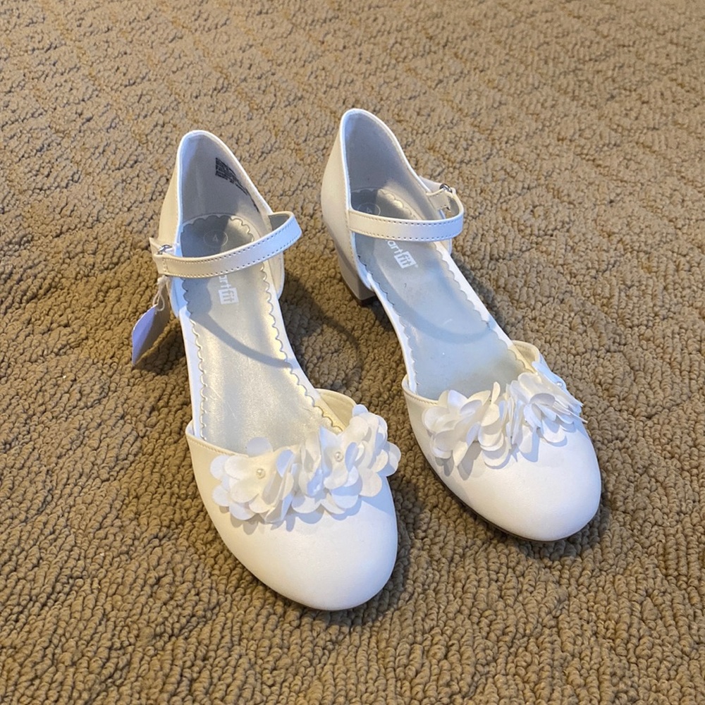NWT! Size 4 Girls white dress shoes
